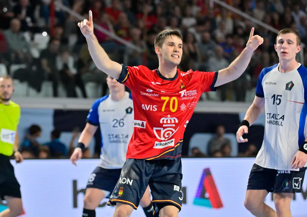 Spain avoid shock defeat in qualifier against Italy; all home teams win