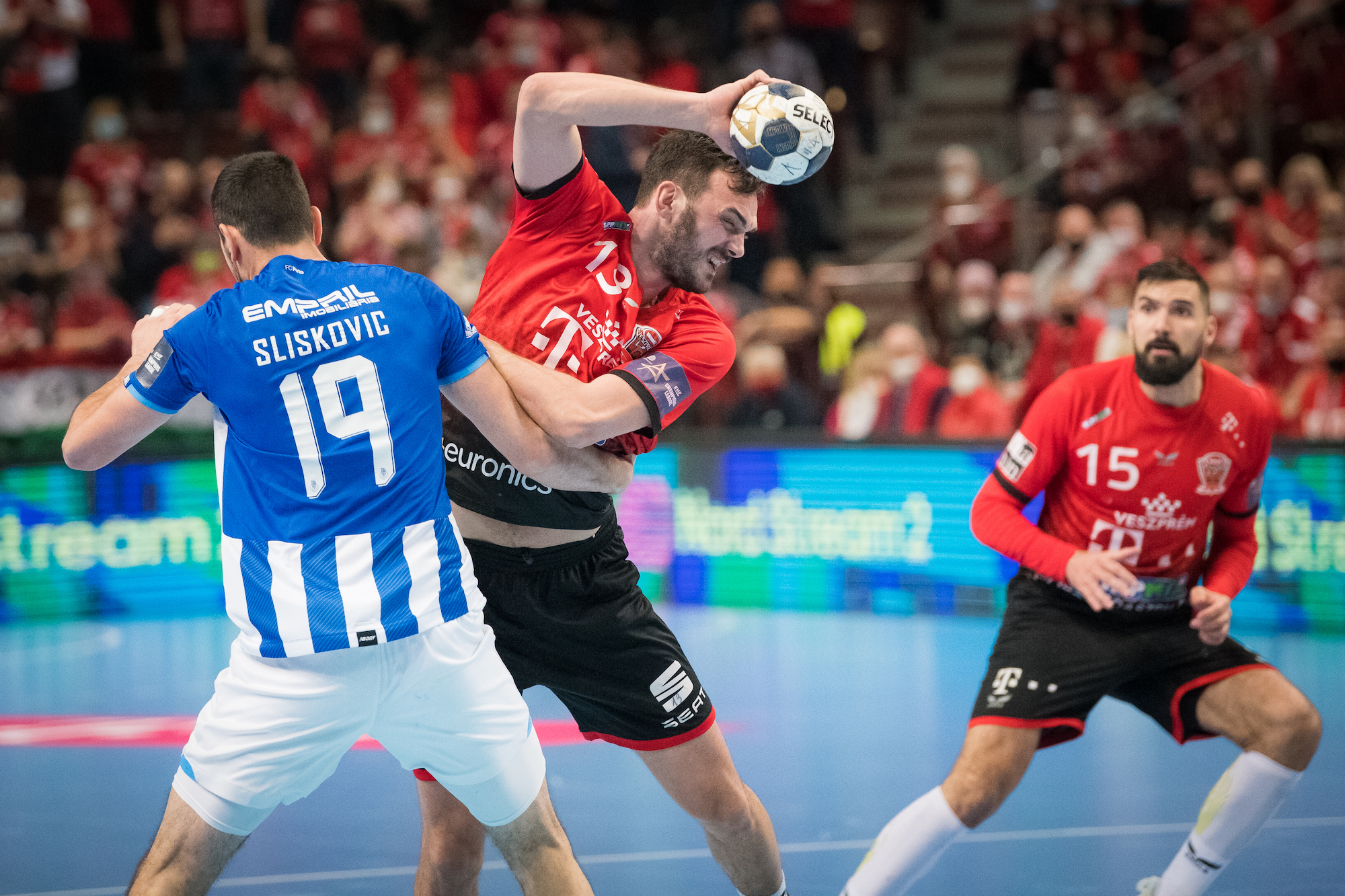 Porto frustrate Veszprém to hold out for a draw