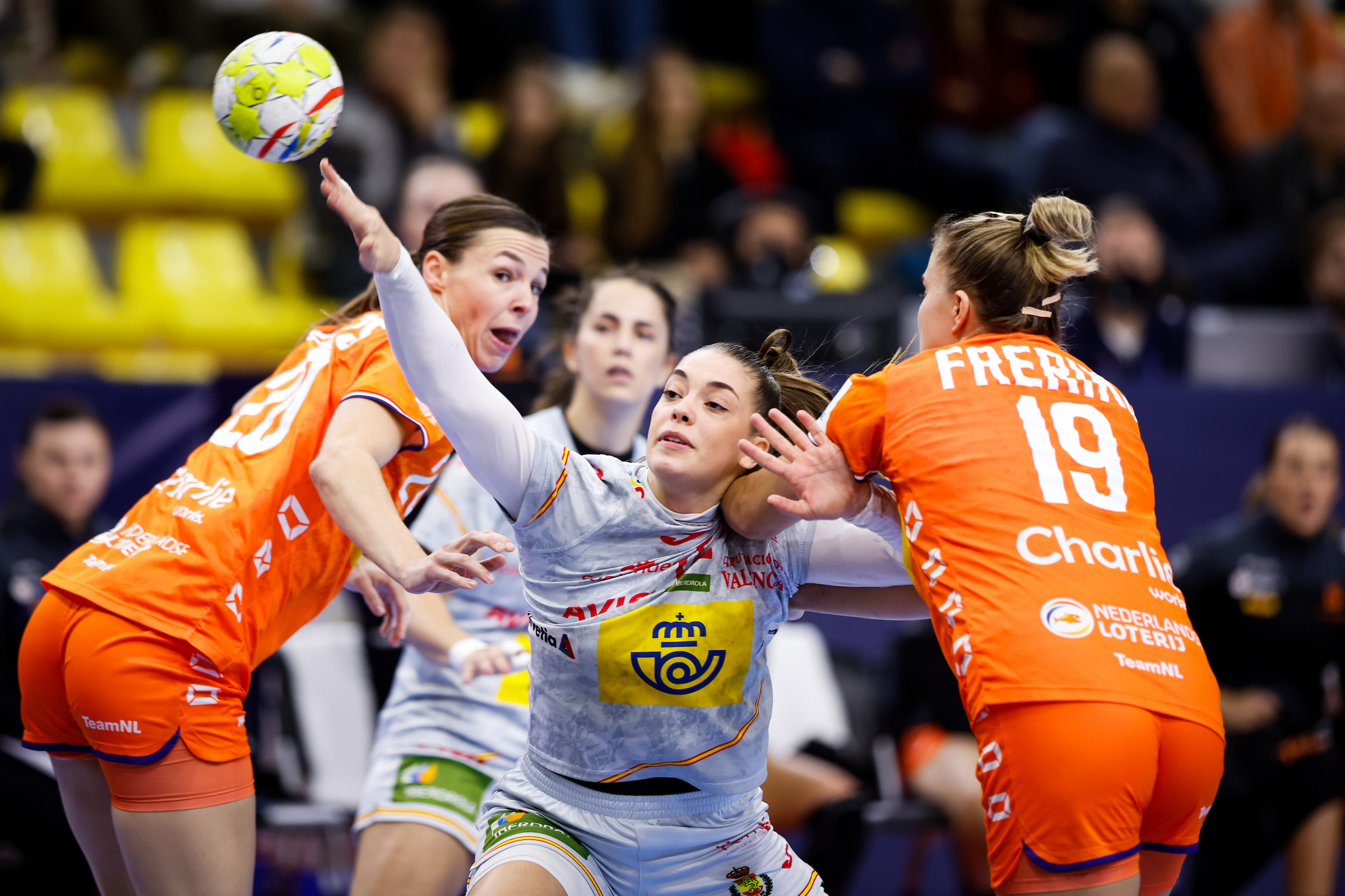 Netherlands and Spain share spoils after roller-coaster match