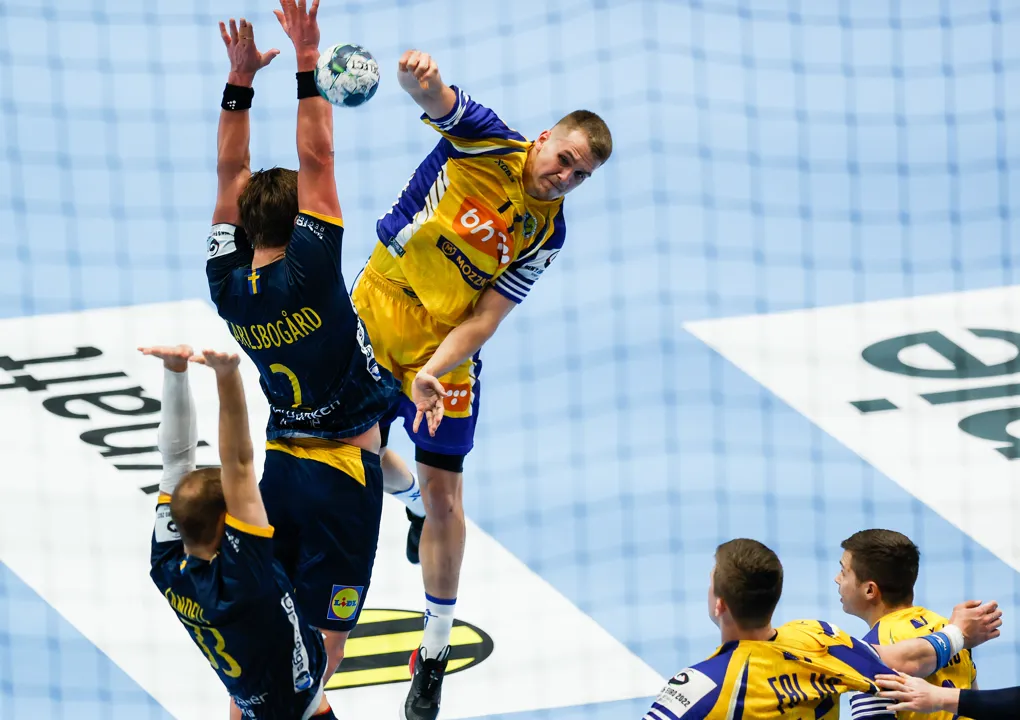 Sweden cruise to easy opening victory