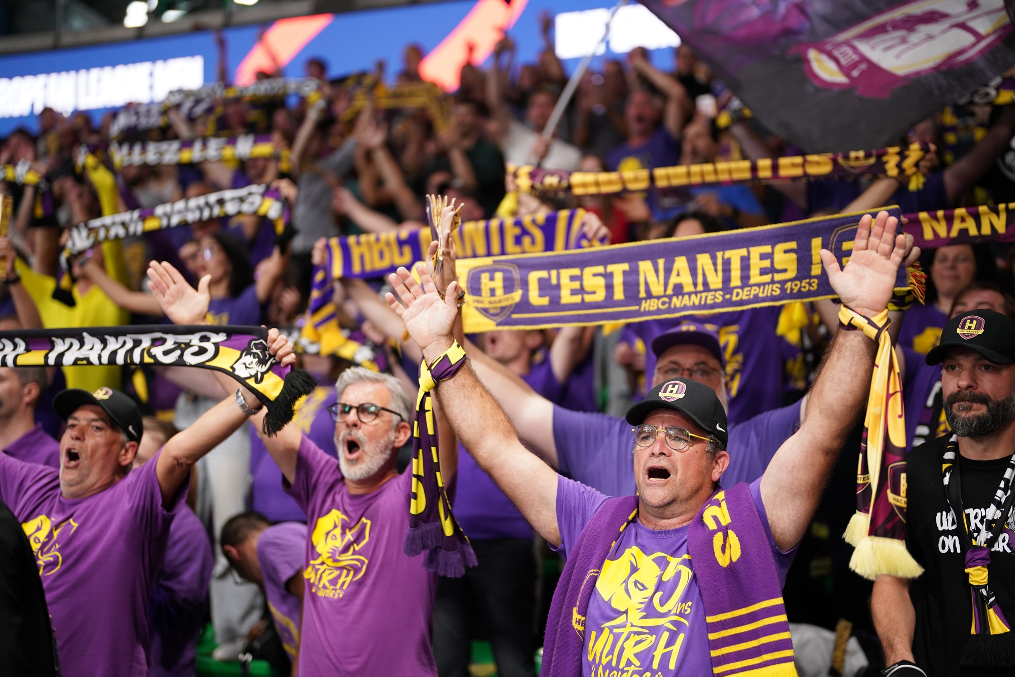 1 former winner, 8 nations, and 33,625 fans