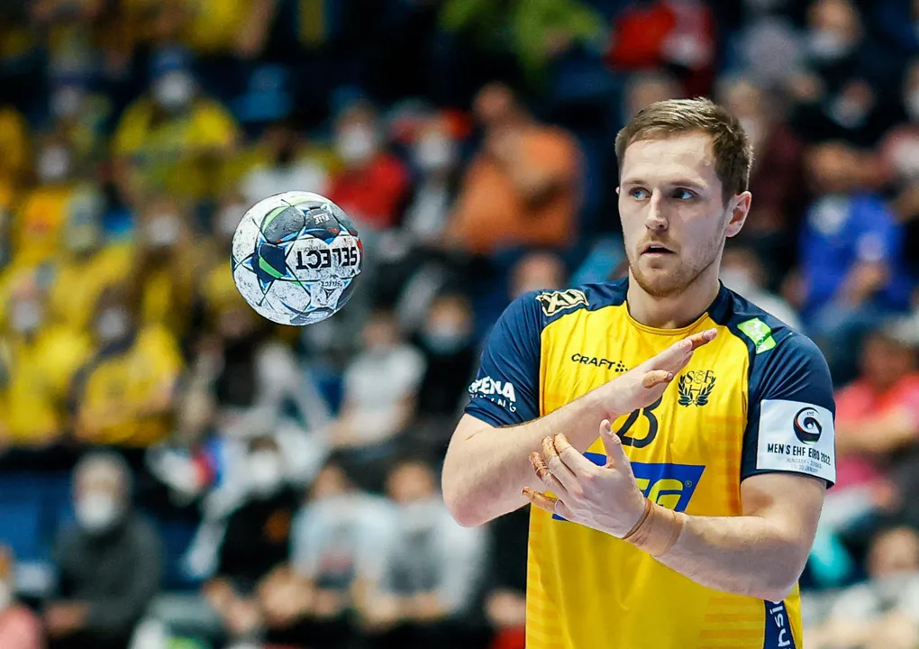 Crunch ties to deliver three main round berths