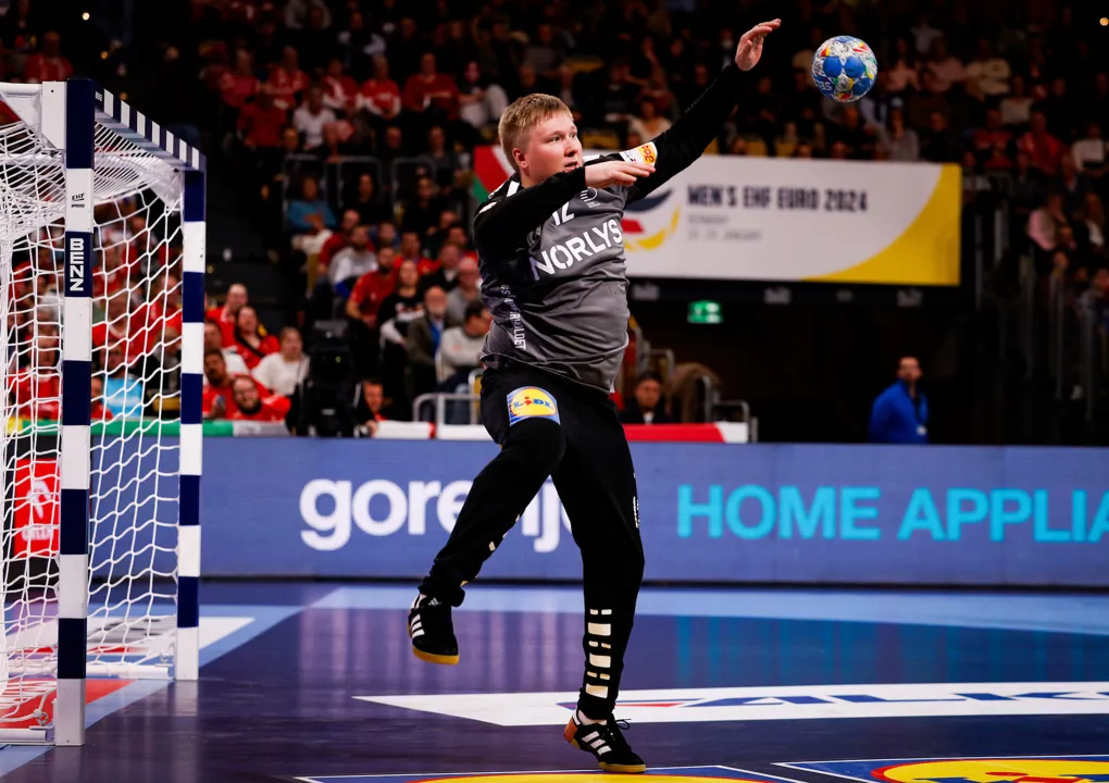 Nielsen helps Denmark overcome slow start against Czechia