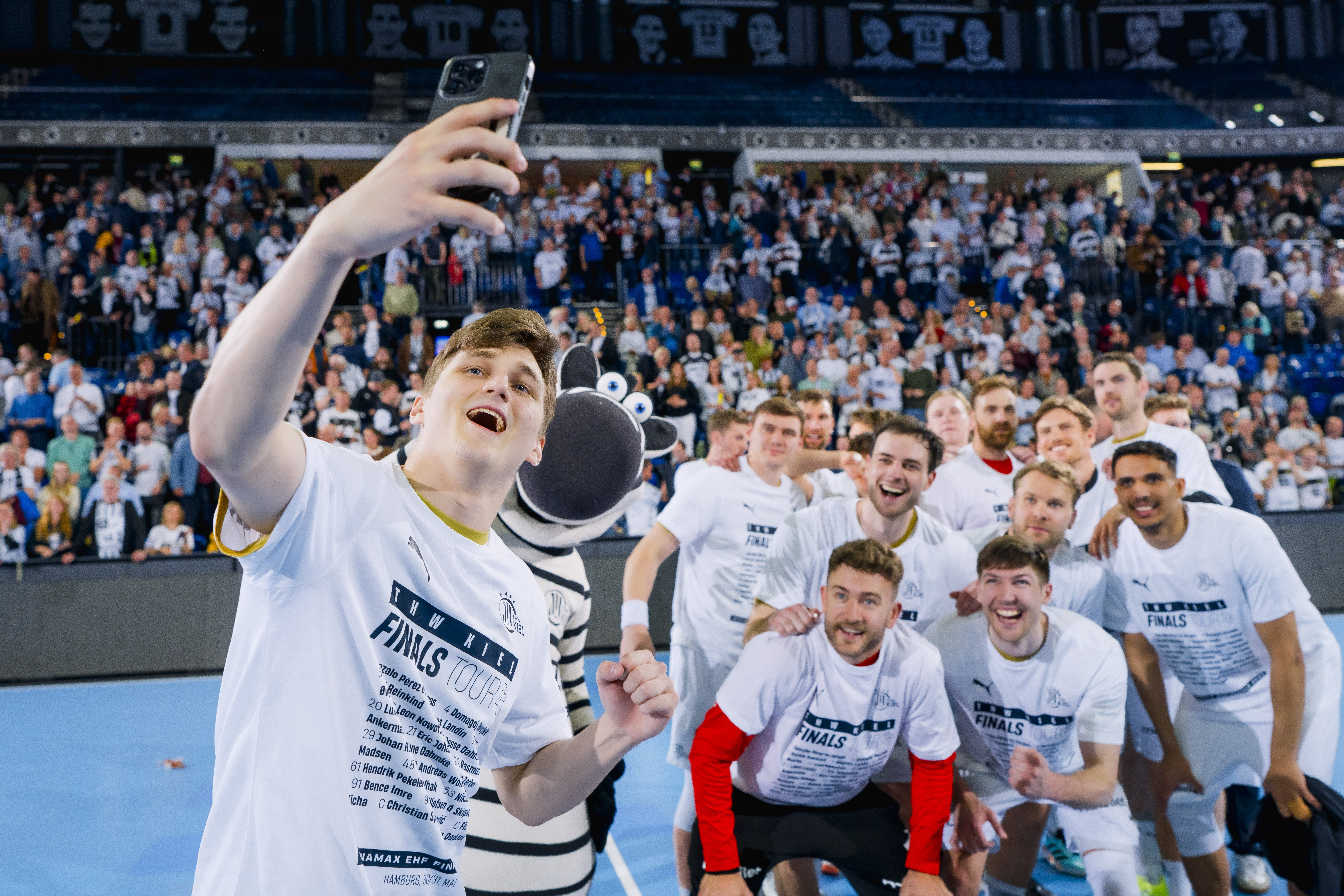 Eric Johansson steers THW Kiel to Hamburg  