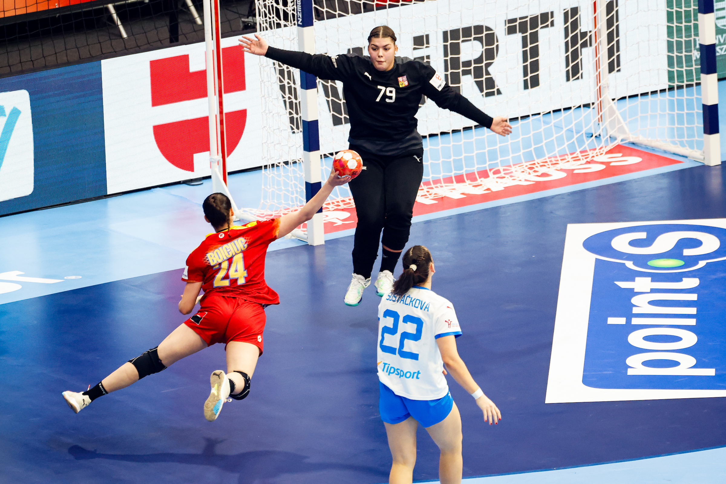 Romania overcome Czechia in crunch time for opening win