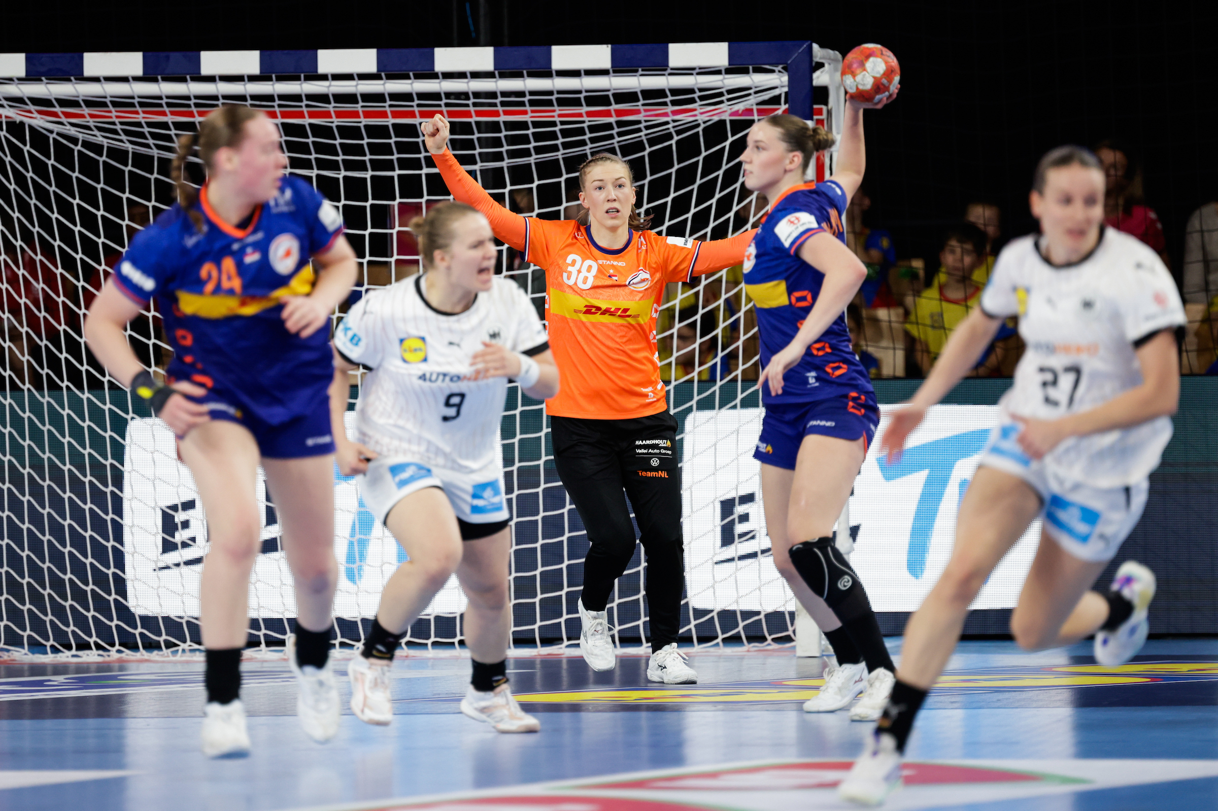 Netherlands close in on main round after intense battle