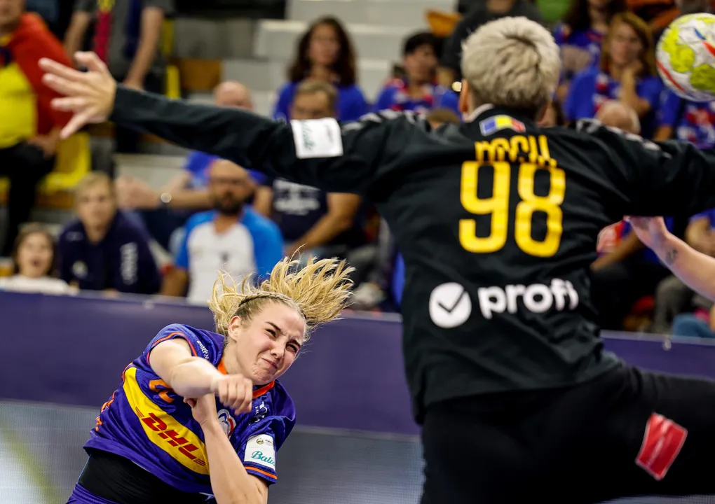 Netherlands survive Romania comeback to earn win