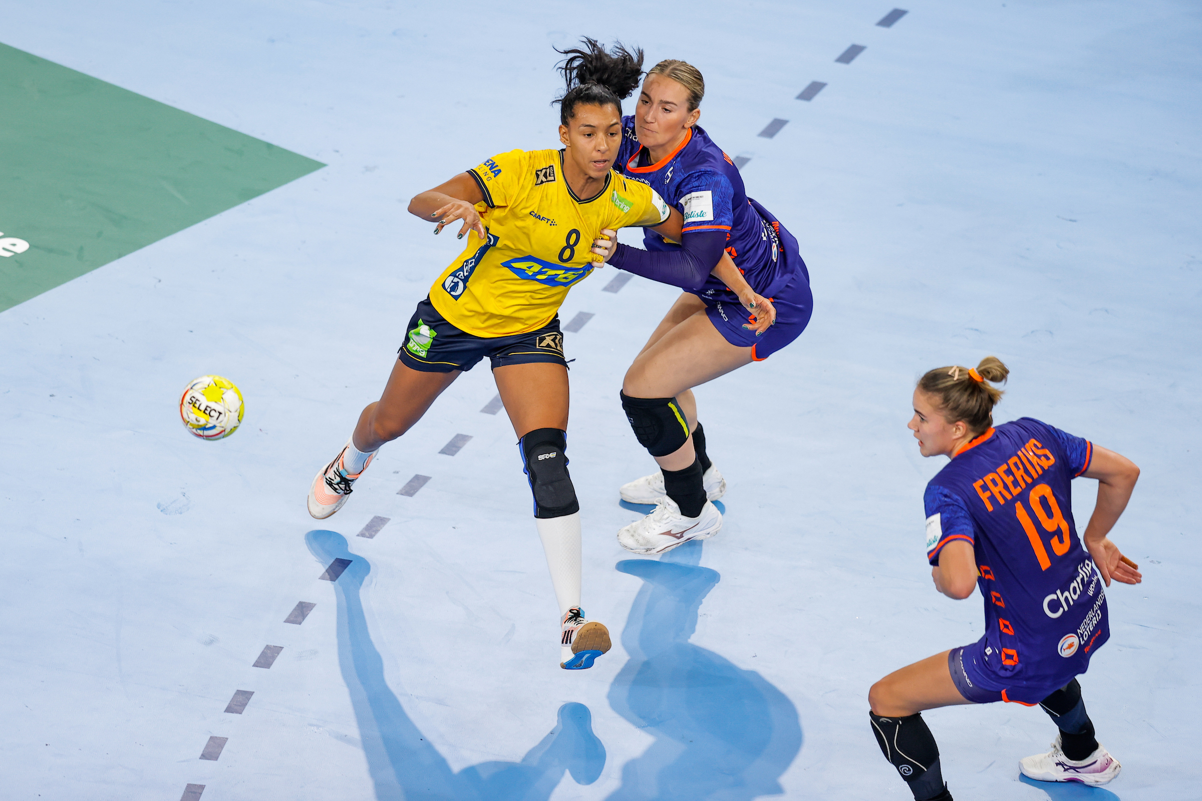 Sweden take fifth as Roberts reaches milestones