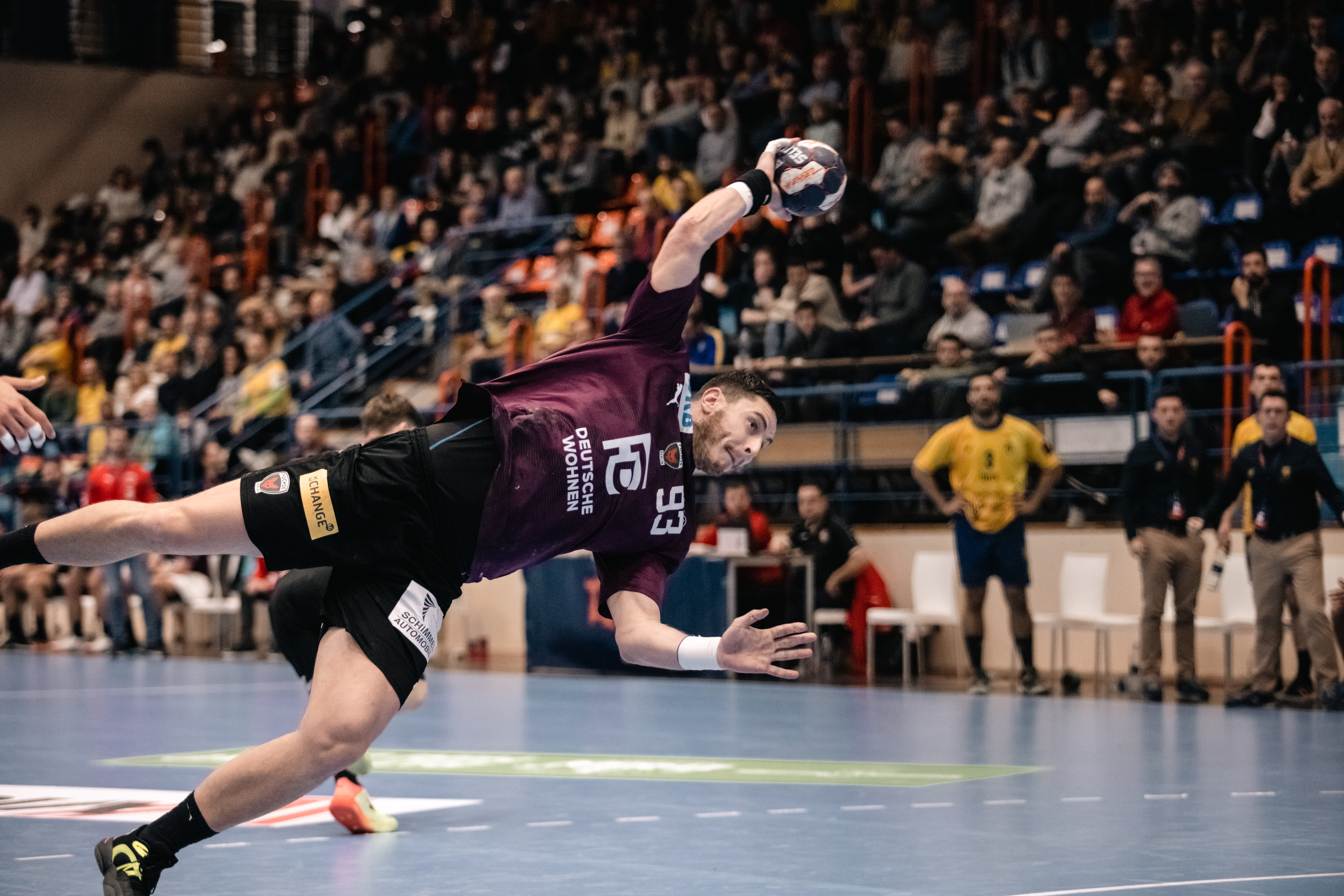 Füchse seal group win with goal fest