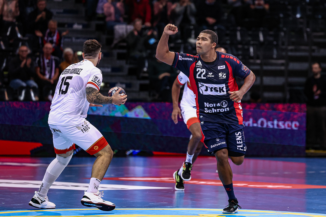 Flensburg and Valur extend winning streaks