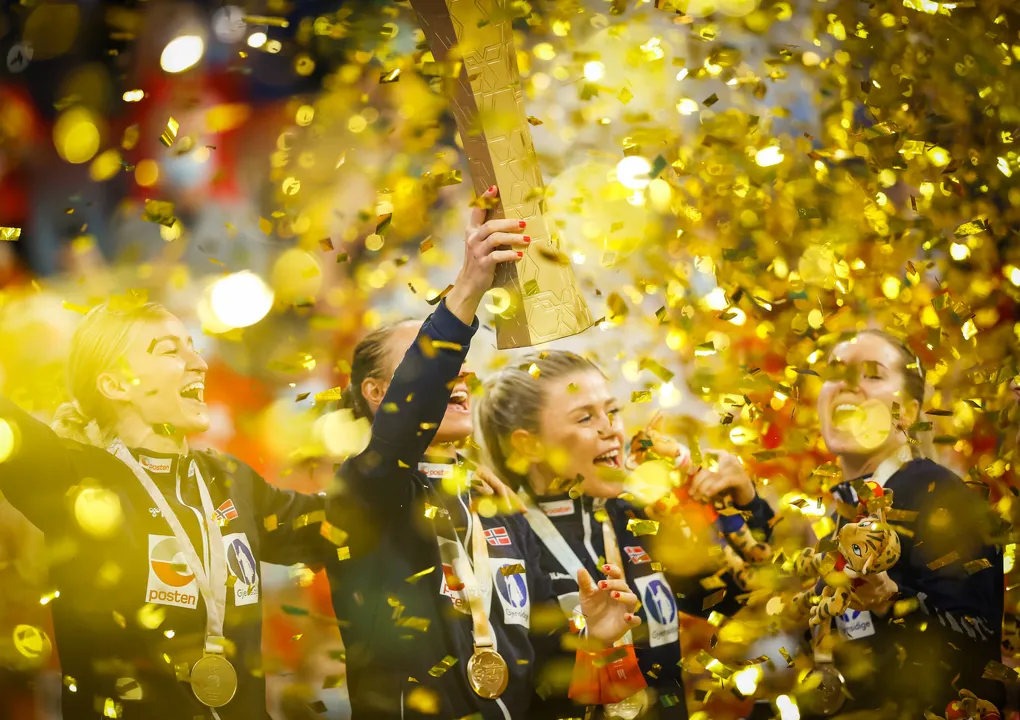 Norway rally to beat France for fourth world title