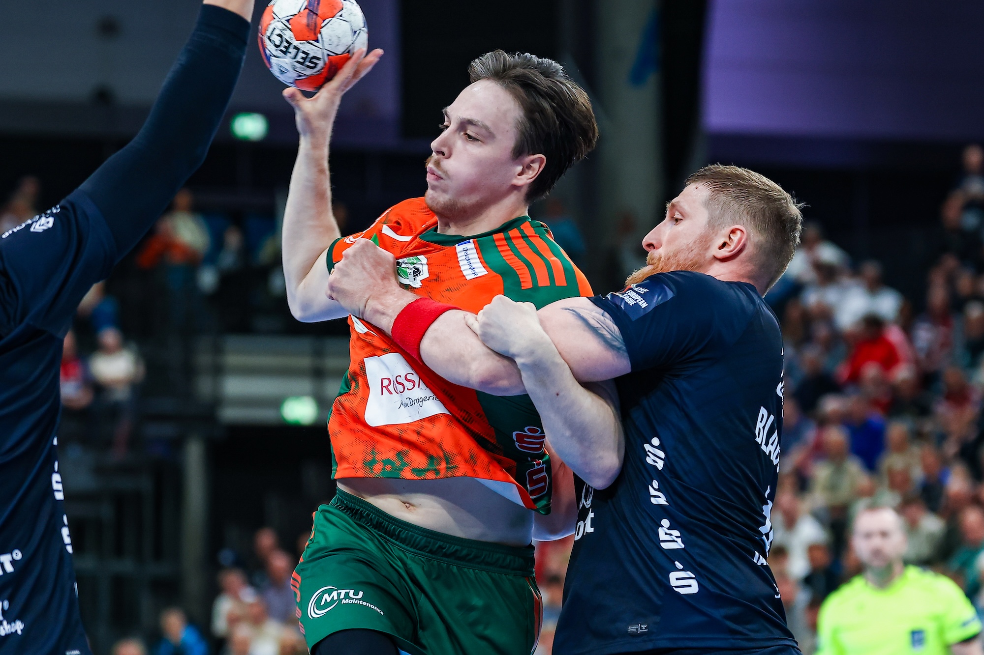 Hannover keep defending title holders to draw at home