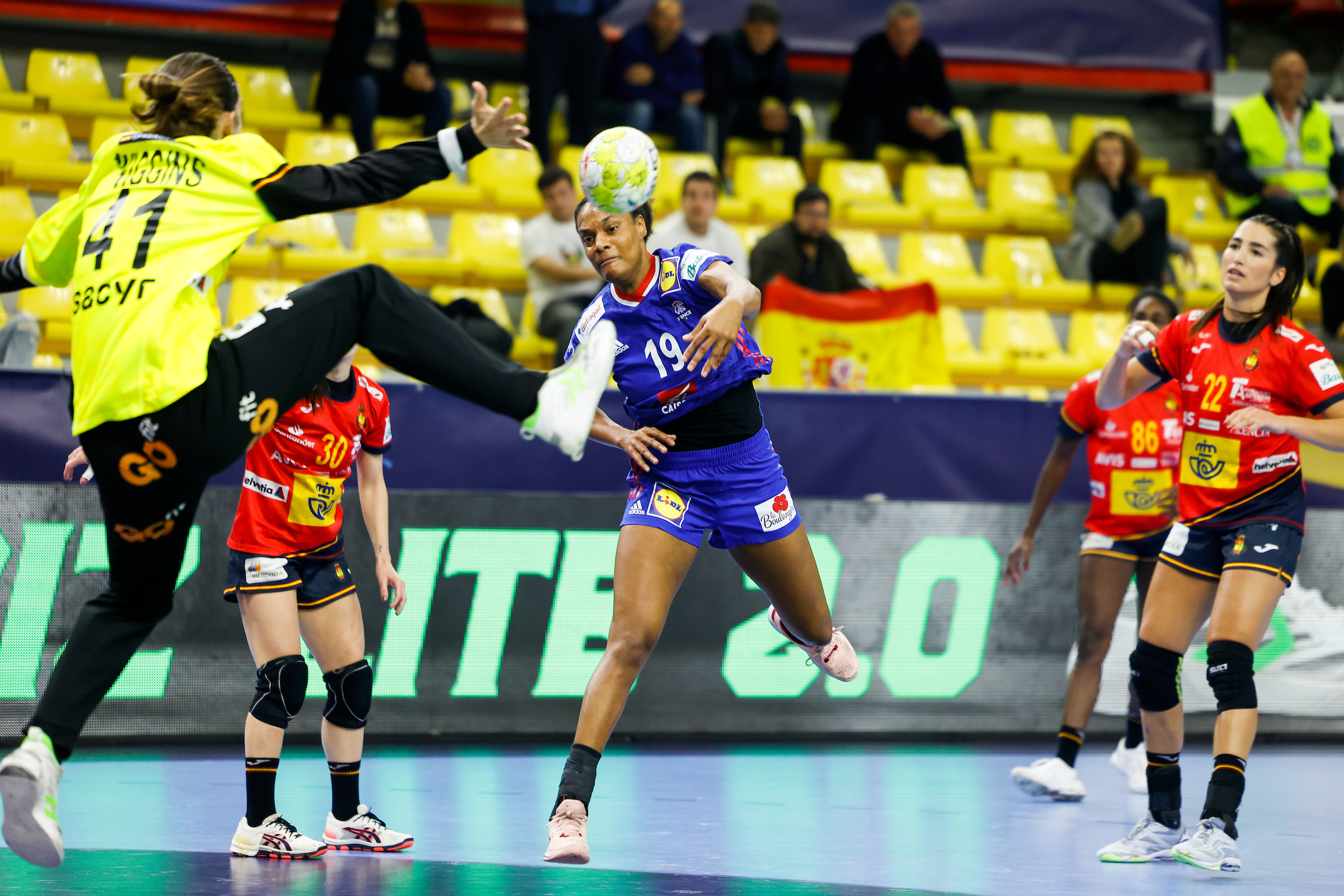 France make it six out of six against Spain