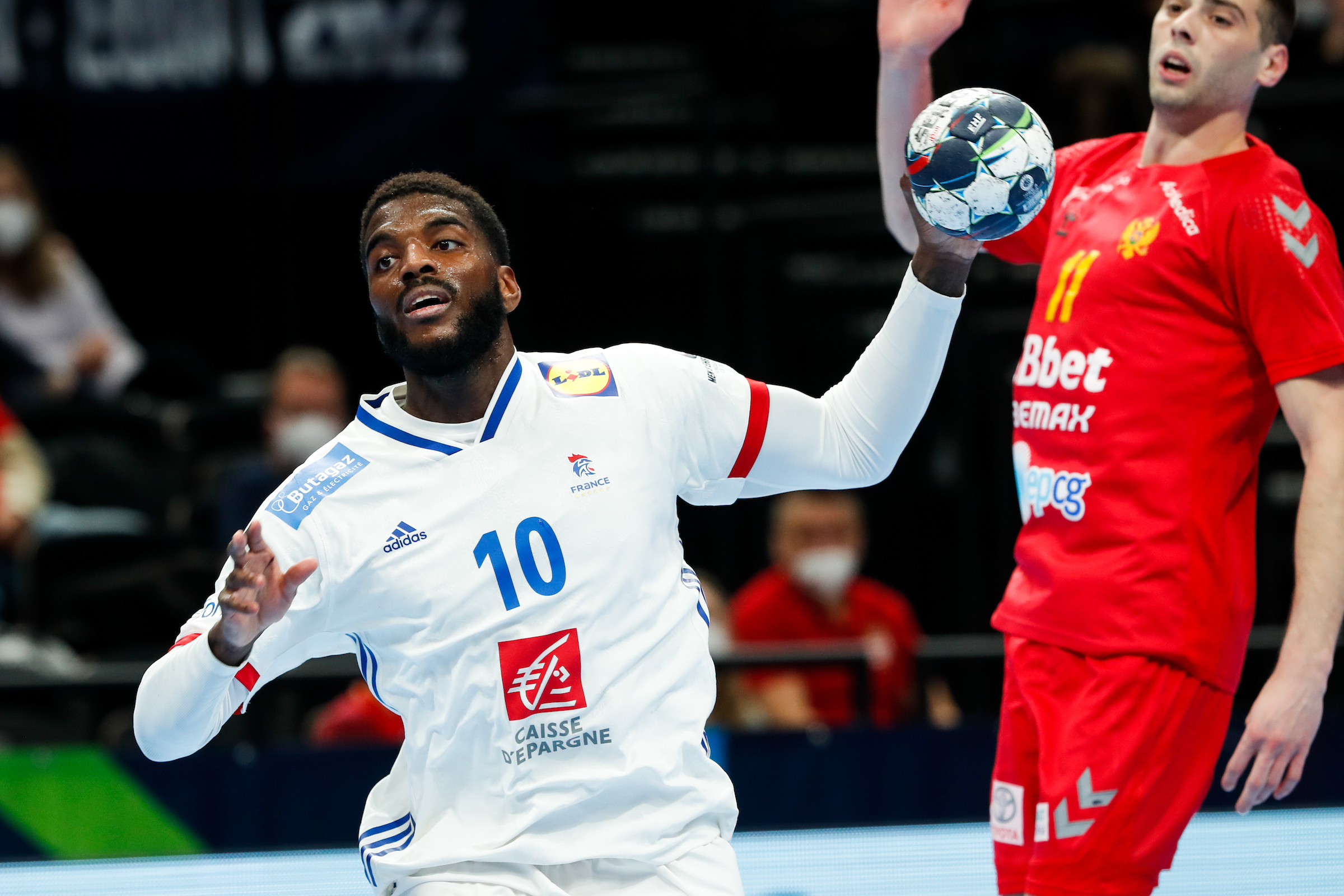 France take critical points in semi-final race