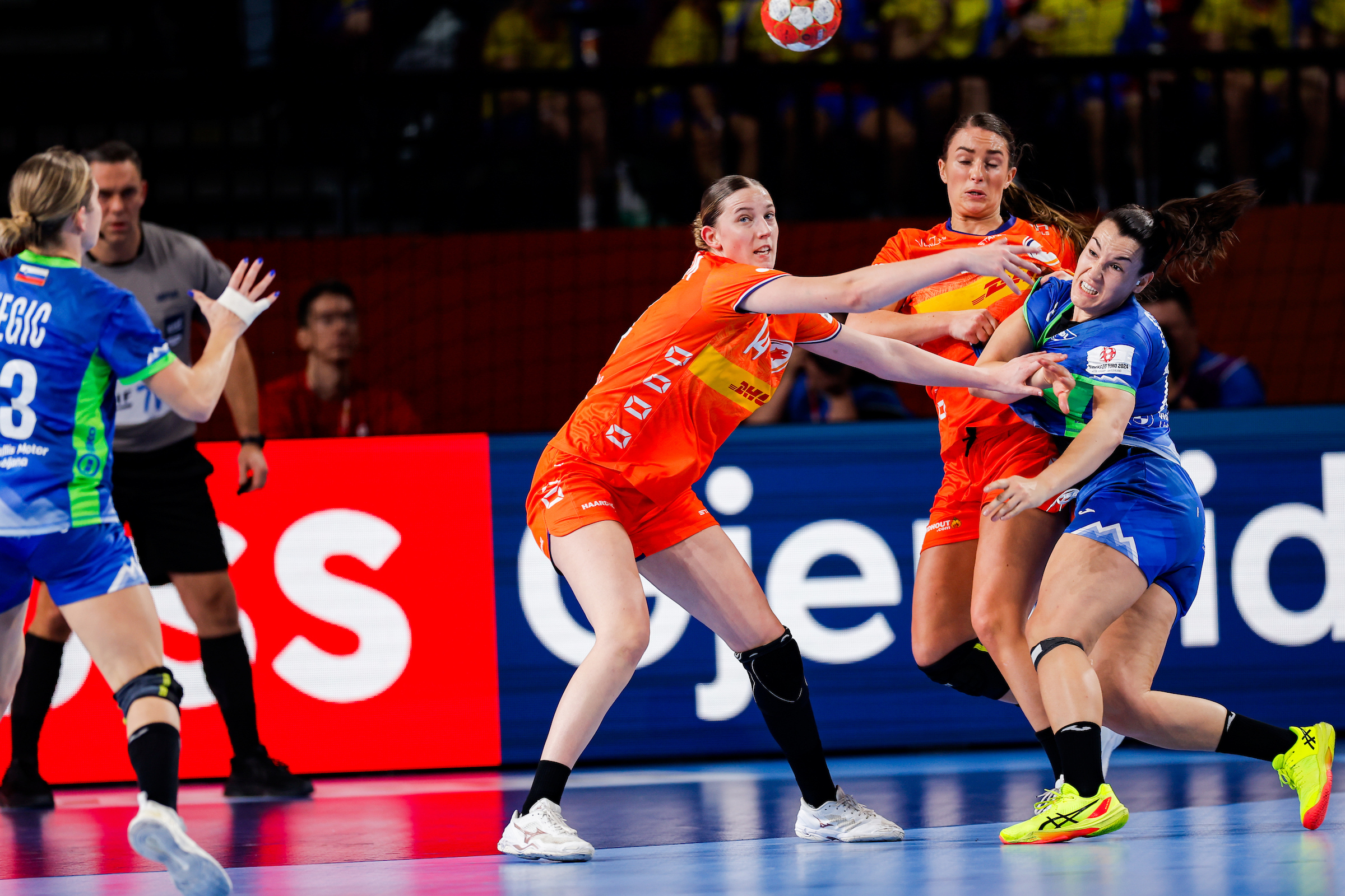 Netherlands remain unbeaten at EHF EURO despite Slovenian pressure