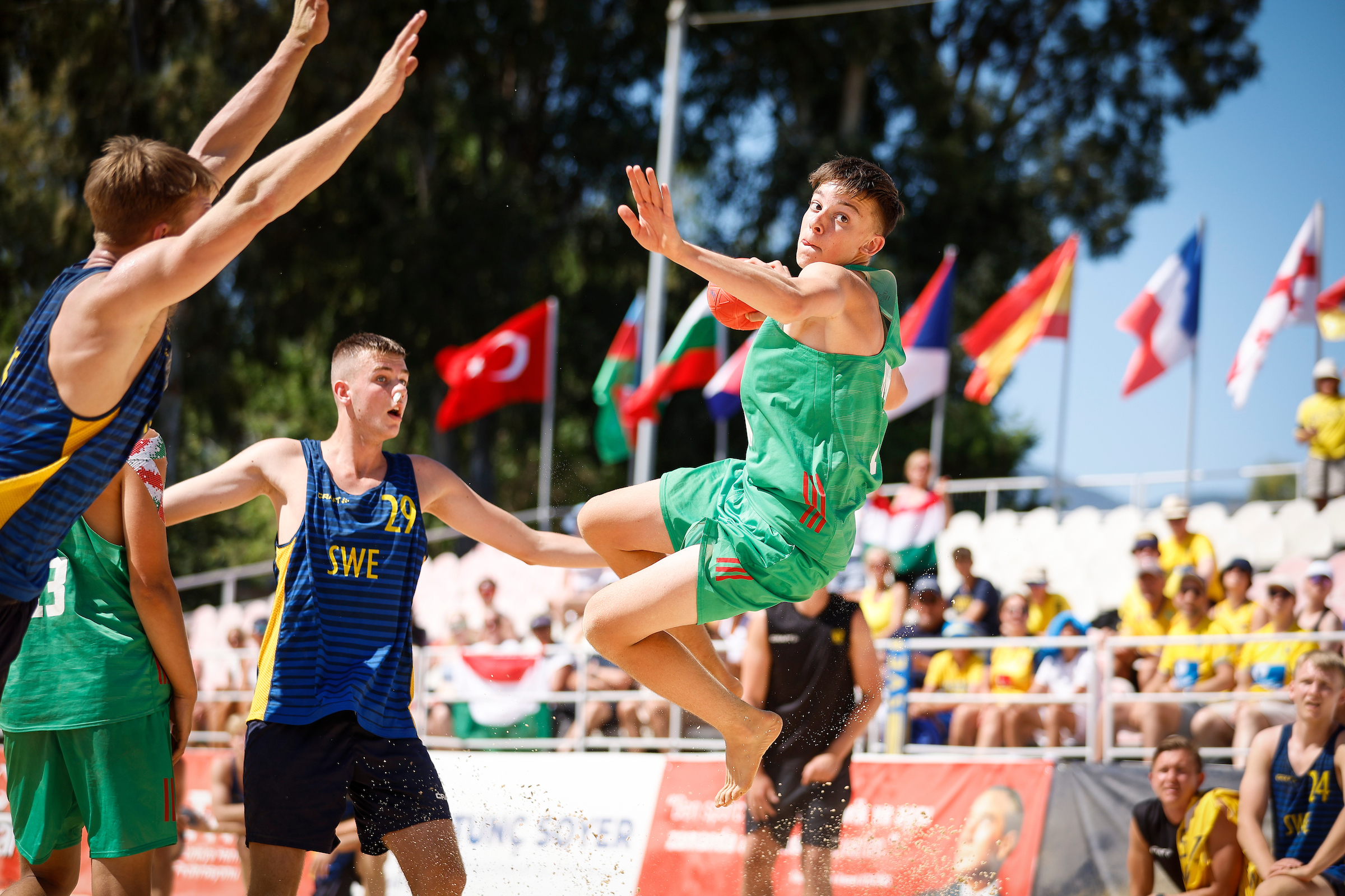 Race to quarter-finals heats up in Izmir