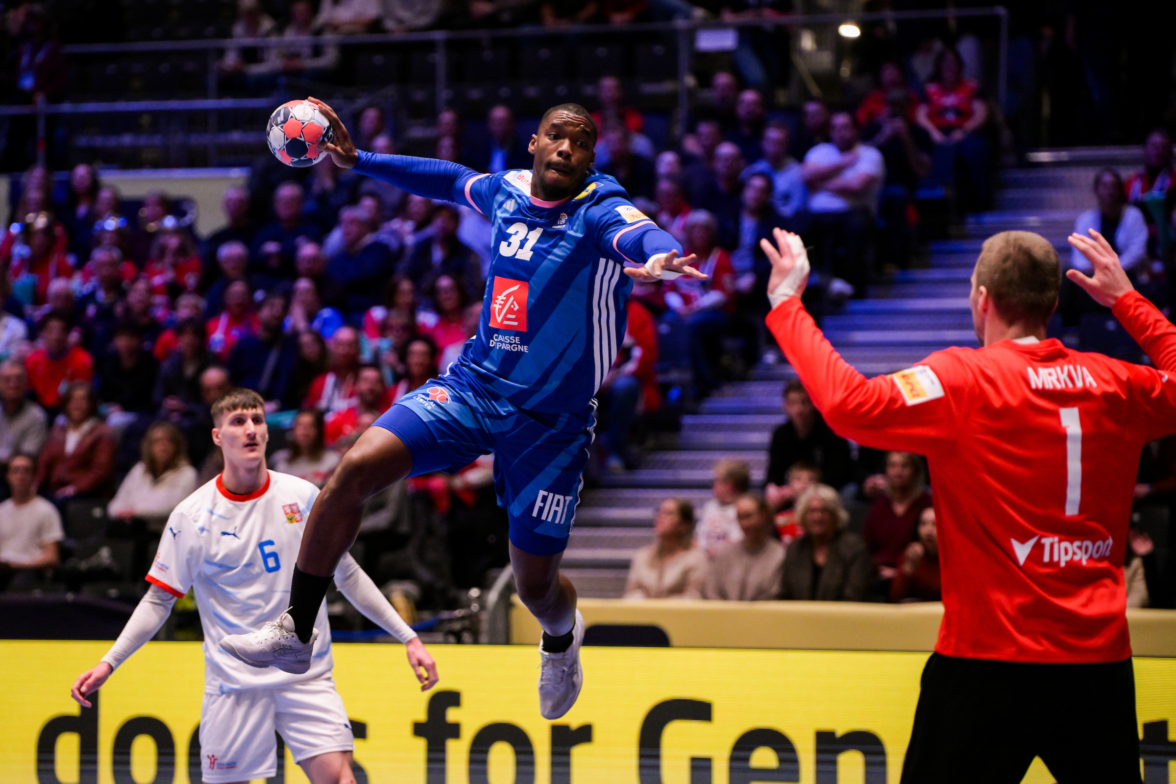 Live blog: France race into early lead; Spain with advantage